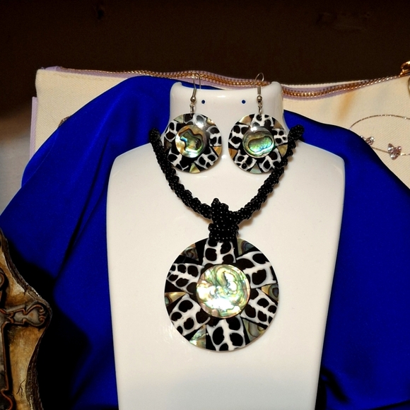 None Jewelry - Abalone 2" Necklace Geometric Earrings B/W Round beaded Artisan Design